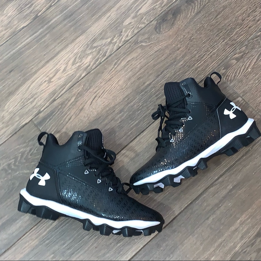 Youth 3.5 Football Cleats in 🌱 mint condition - Picture 2 of 7